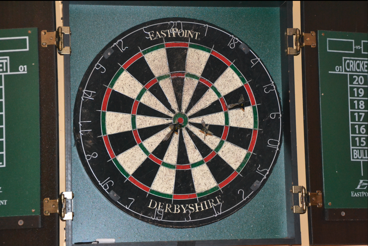 Eastpoint Derbyshire Dartboard & Cabinet Set : Target